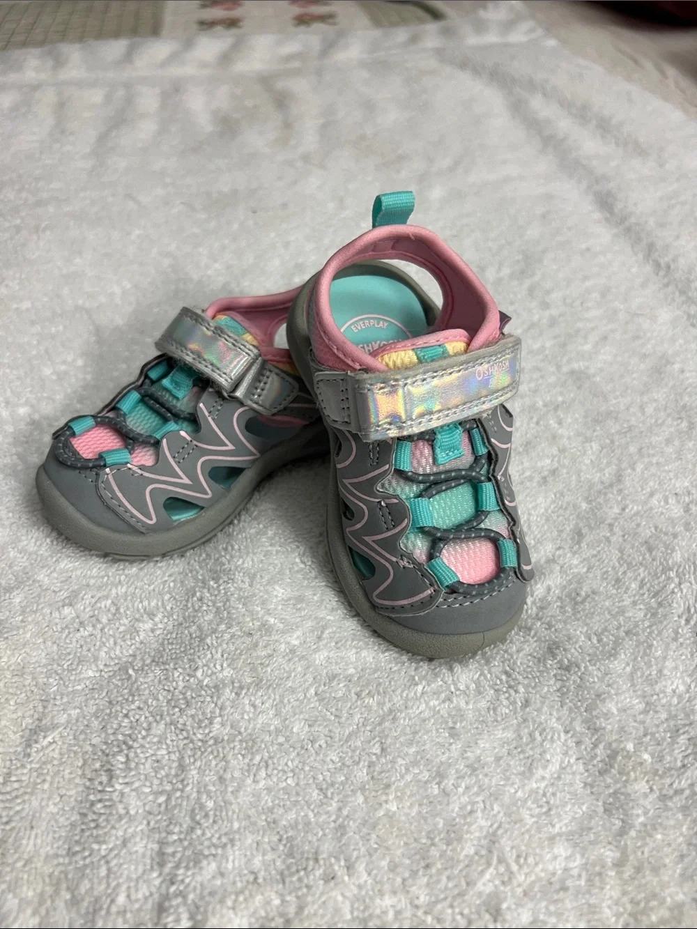 OshKosh B'gosh Gray Pink Teal Holographic Strap Kids Sandals (50)